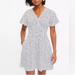 LOFT Black and White Patterned V-Neck Flutter Sleeve Mini Dress Size 8